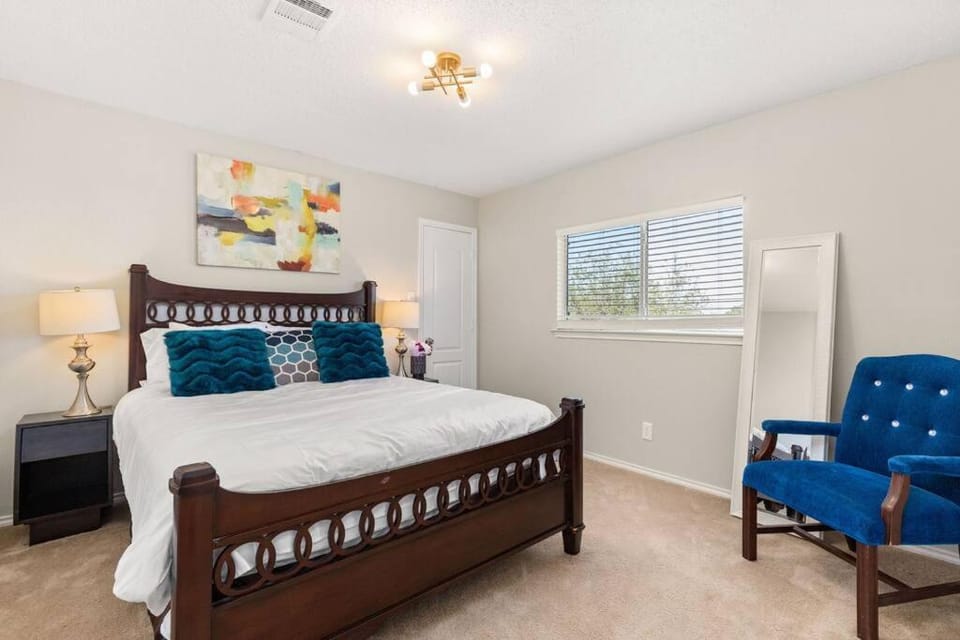 Luxury 4B Getaway near Airport Executive Suite House in San Antonio