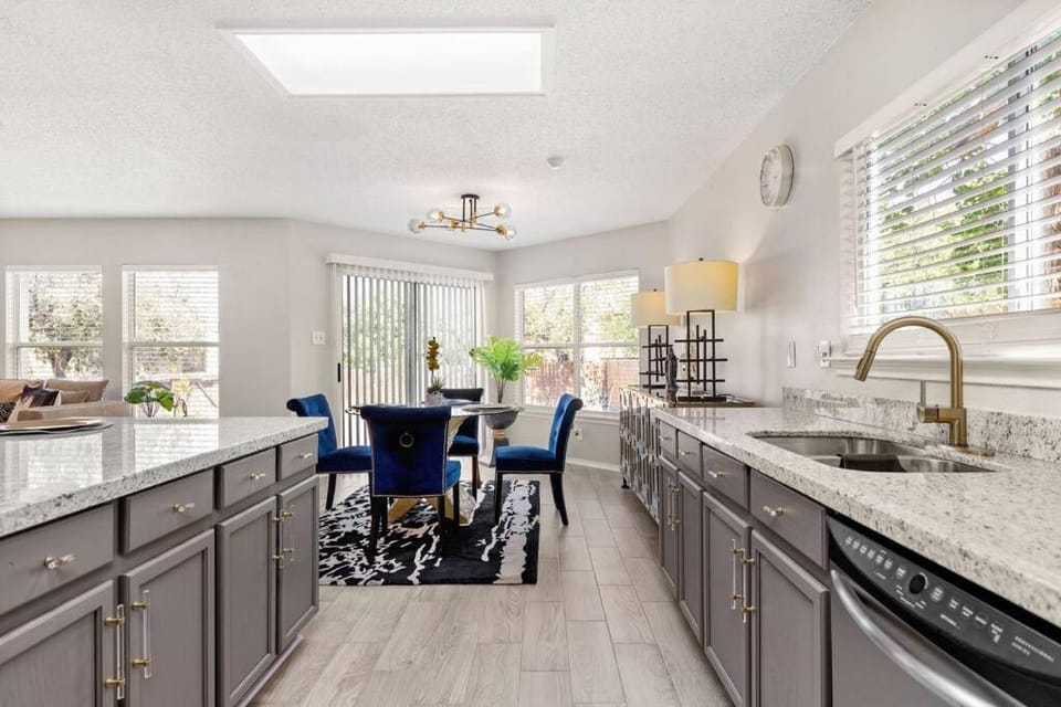 Luxury 4B Getaway near Airport Executive Suite House in San Antonio