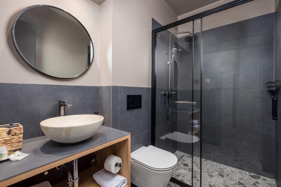 Shower, Toilet, Bathroom, towels