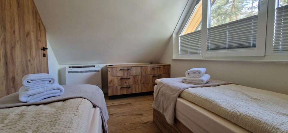Bed, Photo of the whole room, Bedroom, internet, towels, air conditioner