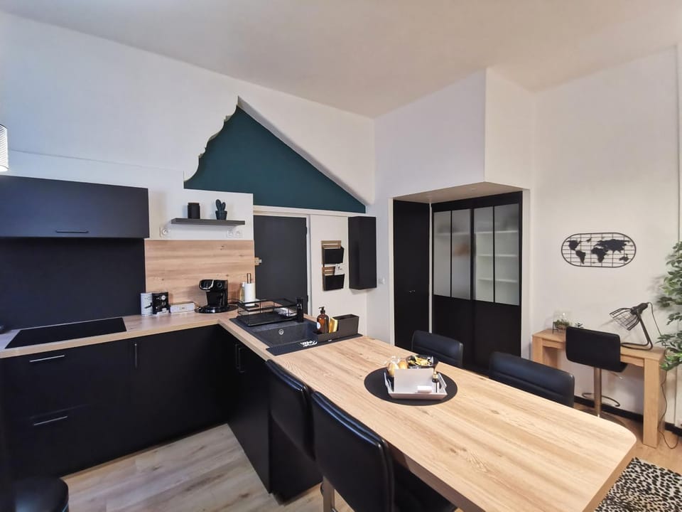 Kitchen or kitchenette, Dining area