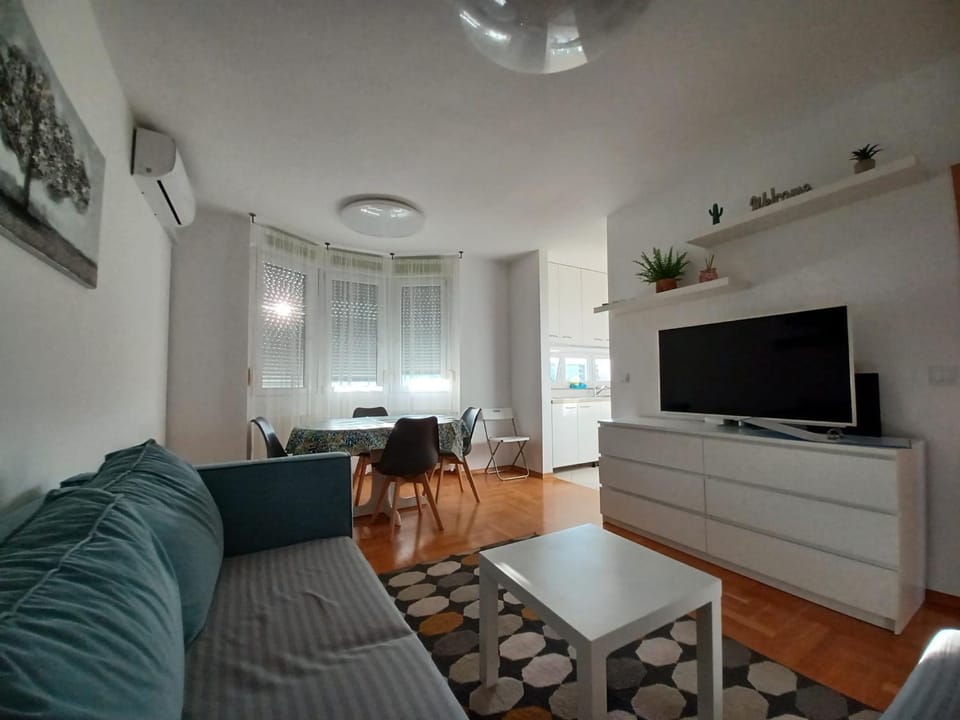 Communal lounge/ TV room, TV and multimedia, Living room, Seating area