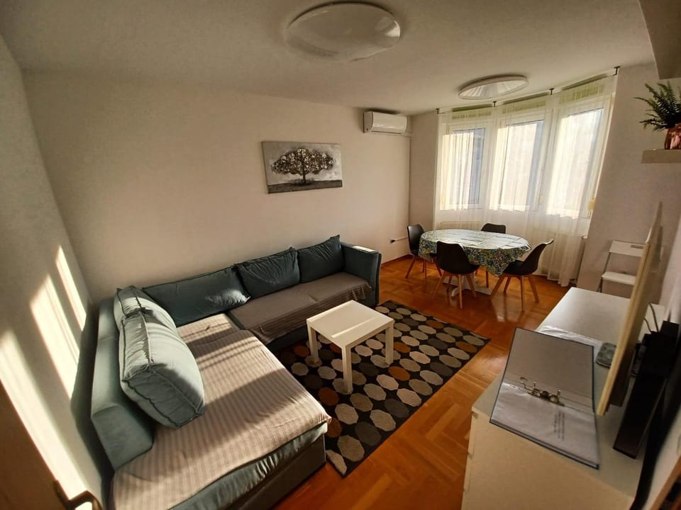Bed, TV and multimedia, Living room, Seating area, Dining area, air conditioner