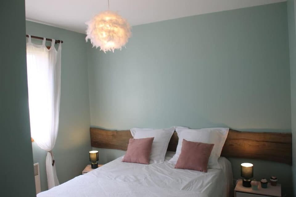 Bed, Photo of the whole room, Bedroom