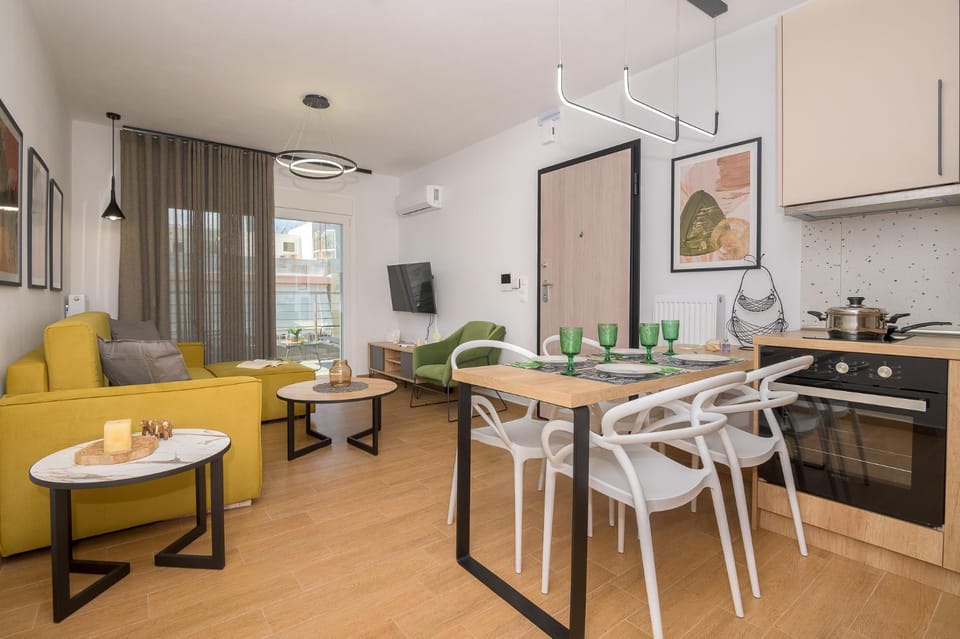 Living room, Seating area, Dining area, pet friendly, stove