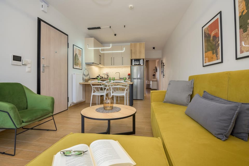 Kitchen or kitchenette, Living room, Seating area, Dining area