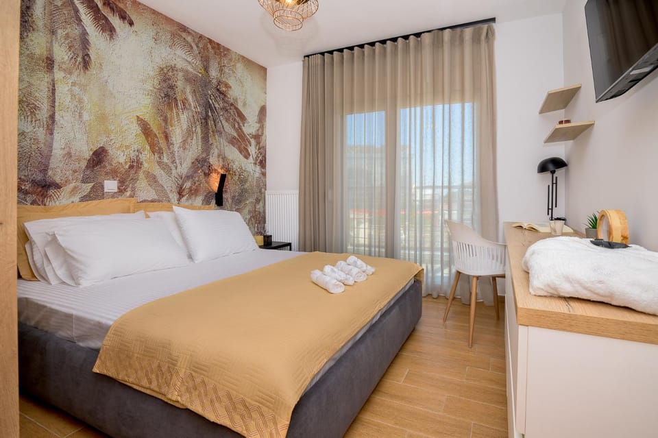 Bed, TV and multimedia, Photo of the whole room, Bedroom