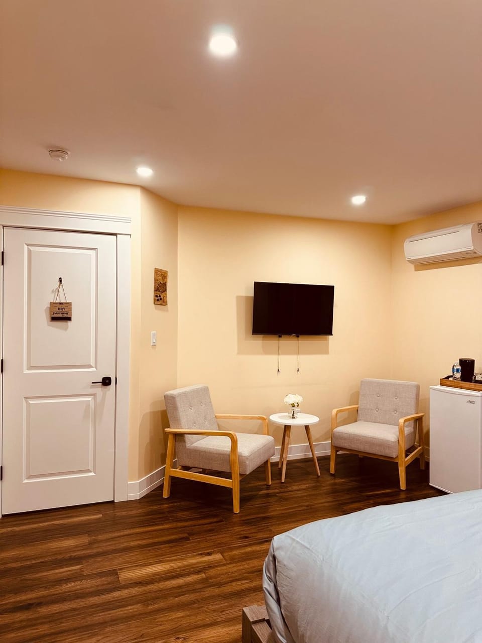 Photo of the whole room, Bedroom, hair dresser, air conditioner