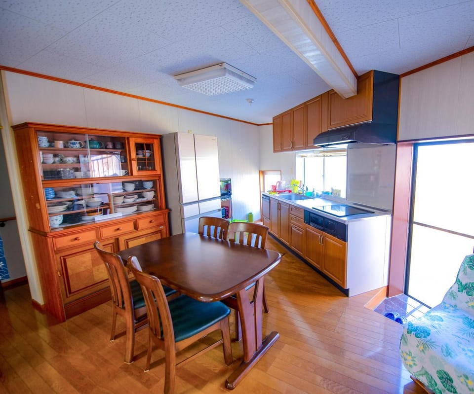 Kitchen or kitchenette, minibar