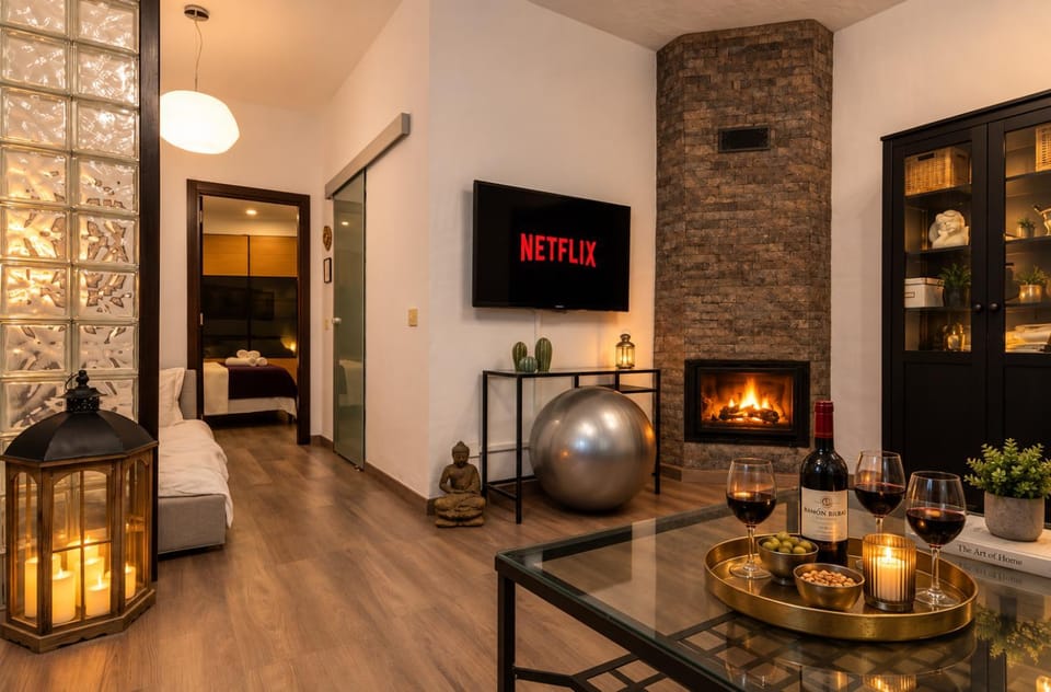 TV and multimedia, Living room, Seating area, Evening entertainment