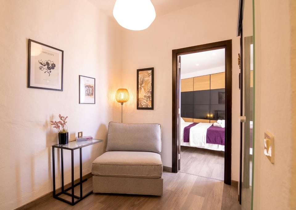 Bed, Photo of the whole room, Seating area, Bedroom