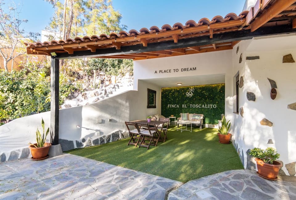 Property building, Patio, Balcony/Terrace, Seating area, Dining area