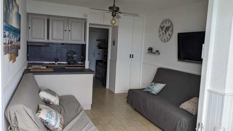 Kitchen or kitchenette, dishwasher, stove