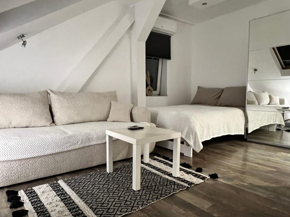 Bed, TV and multimedia, Living room, Photo of the whole room, Seating area, Bedroom