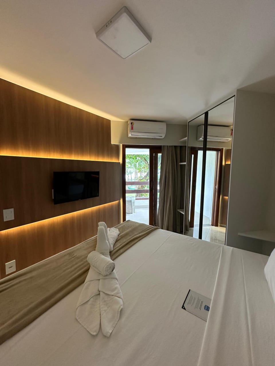 Bed, TV and multimedia, Photo of the whole room, air conditioner