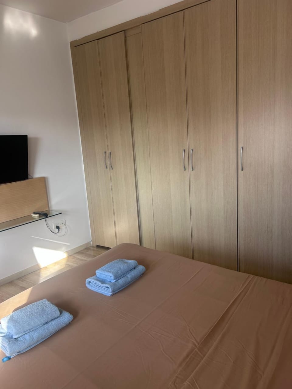 Bed, TV and multimedia, Photo of the whole room, Bedroom, towels, wardrobe