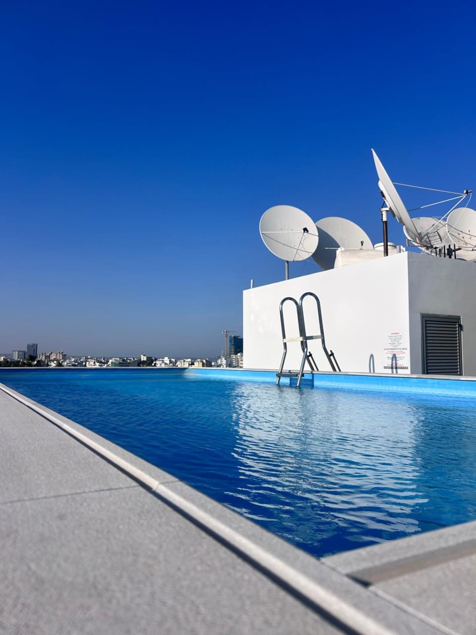 Property building, Day, Pool view, Swimming pool, sunbed