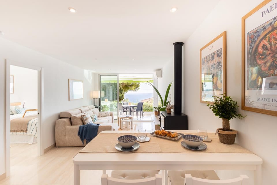 Living room, Food and drinks, Seating area, Dining area, Food
