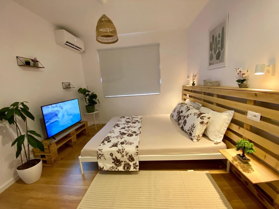 Bed, TV and multimedia, Photo of the whole room, Evening entertainment, Bedroom, air conditioner