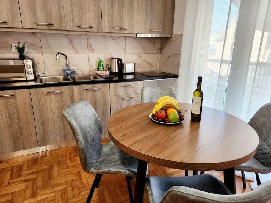 Coffee/tea facilities, Kitchen or kitchenette, Food and drinks, Dining area