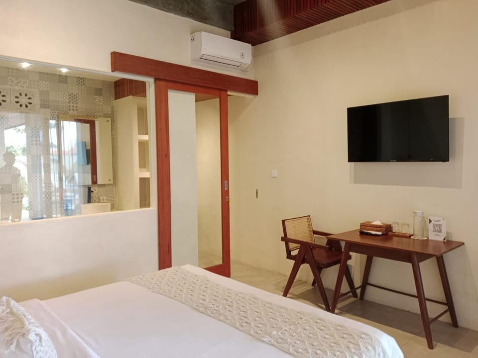 Photo of the whole room, Bedroom, air conditioner