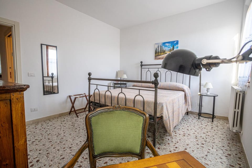 Bed, Bedroom, microwave