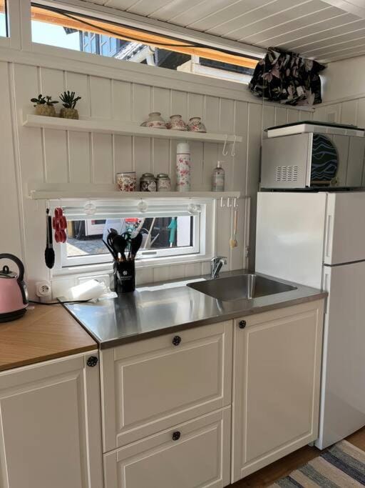 Kitchen or kitchenette, minibar, pet friendly, stove