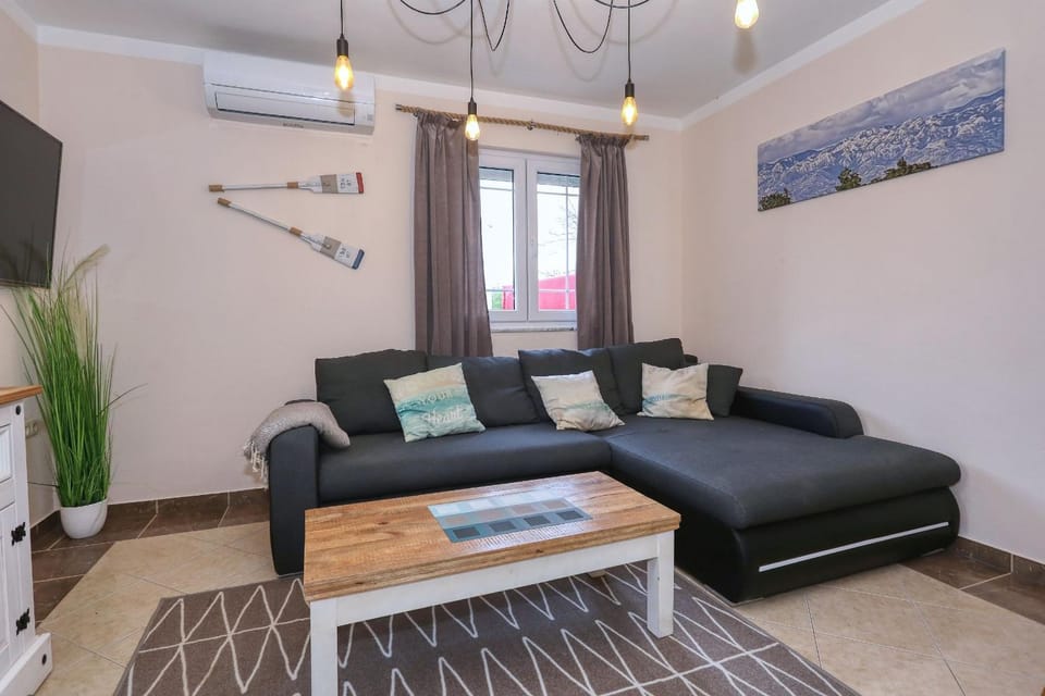 Living room, Seating area, air conditioner