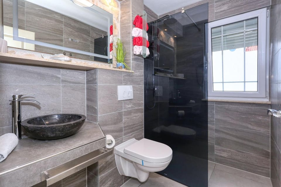 Shower, Toilet, towels