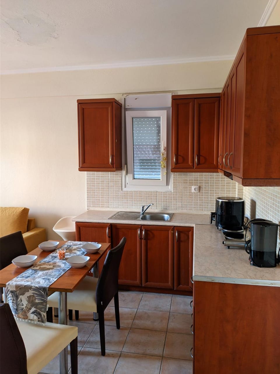 Coffee/tea facilities, Kitchen or kitchenette, stove