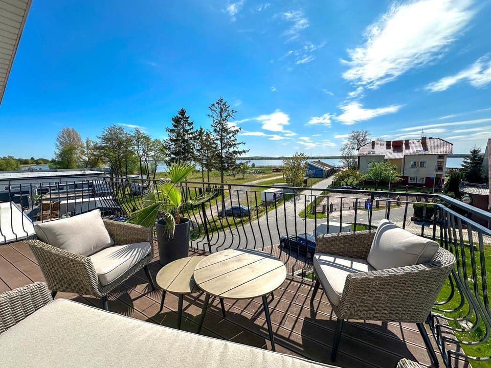 View (from property/room), Balcony/Terrace, Lake view