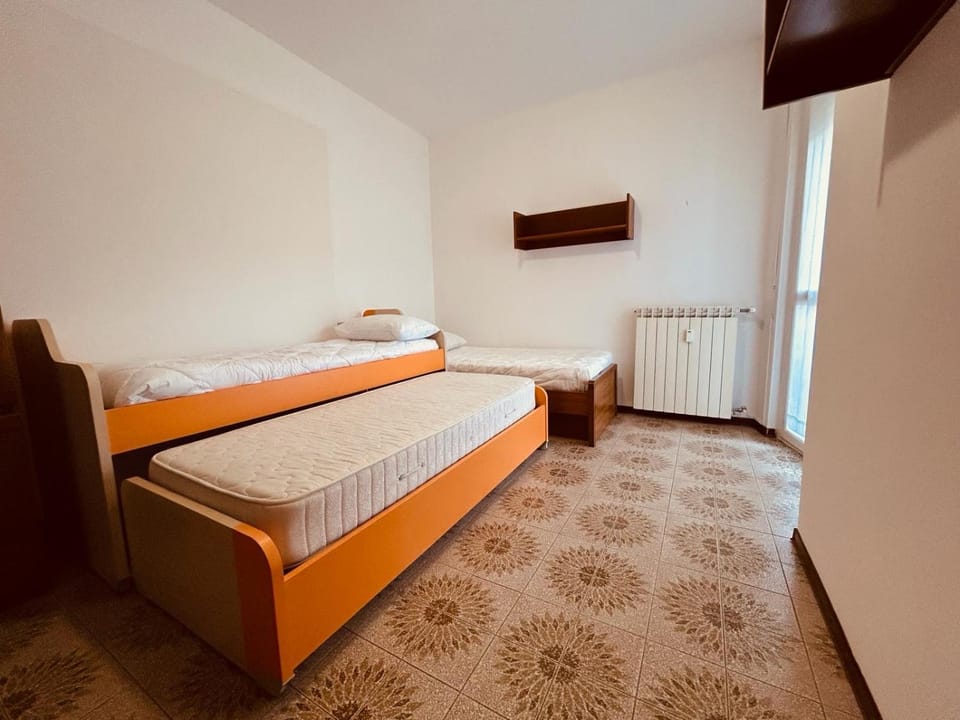 Bed, Photo of the whole room, Bedroom, internet
