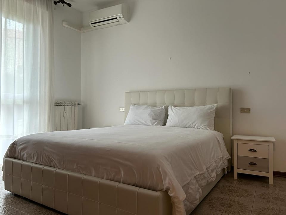Photo of the whole room, Bedroom, internet, air conditioner