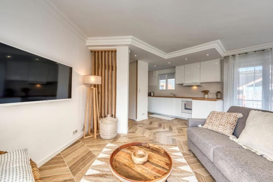F2 refait à neuf balcon centre-ville proche plage Apartment in Saint-Raphael