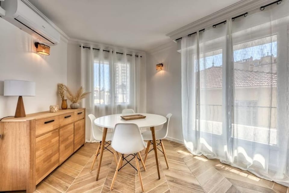 F2 refait à neuf balcon centre-ville proche plage Apartment in Saint-Raphael