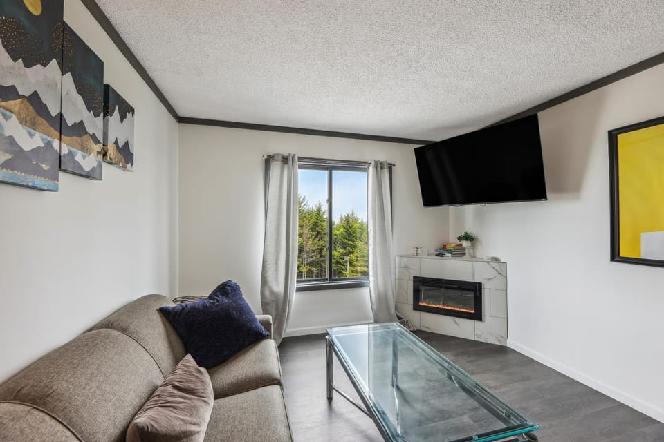 Cozy Snowshoe Condo Rental: Walk to Chair Lift! House in Snowshoe