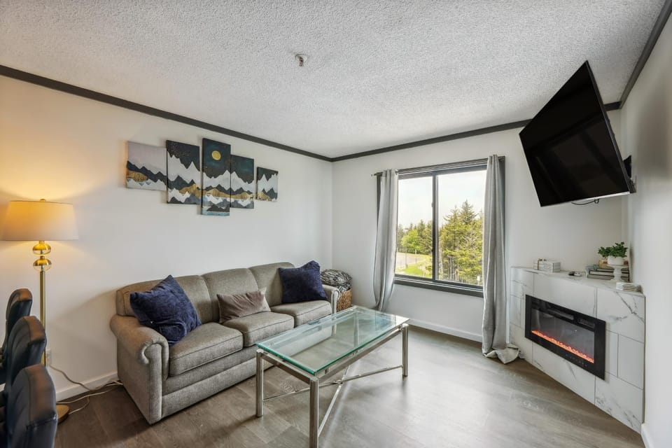 Cozy Snowshoe Condo Rental: Walk to Chair Lift! House in Snowshoe