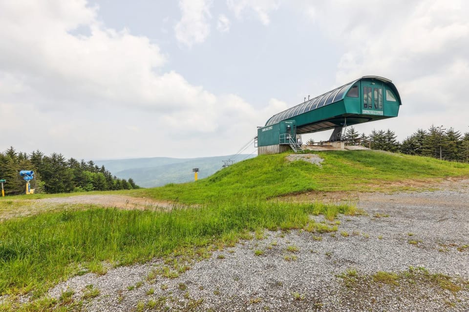 Cozy Snowshoe Condo Rental: Walk to Chair Lift! House in Snowshoe