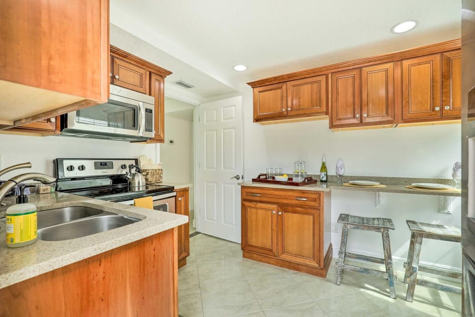 St Augustine Apt w/ Hot Tub Access ~ 1 Mi to Beach Apartment in Vilano Beach