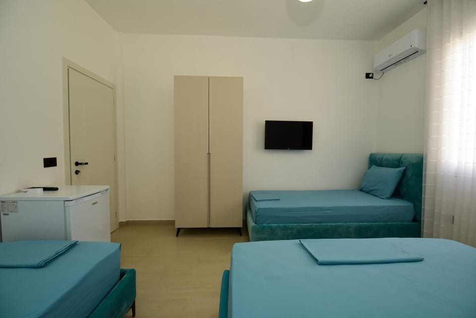 Bed, TV and multimedia, Photo of the whole room, Bedroom