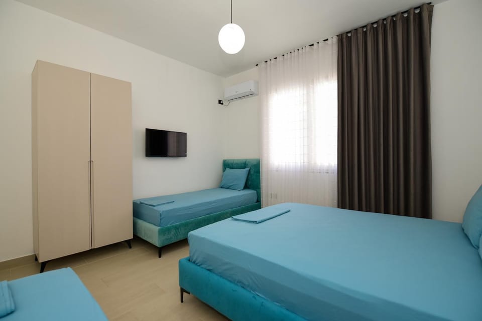 Bed, TV and multimedia, Photo of the whole room, Bedroom