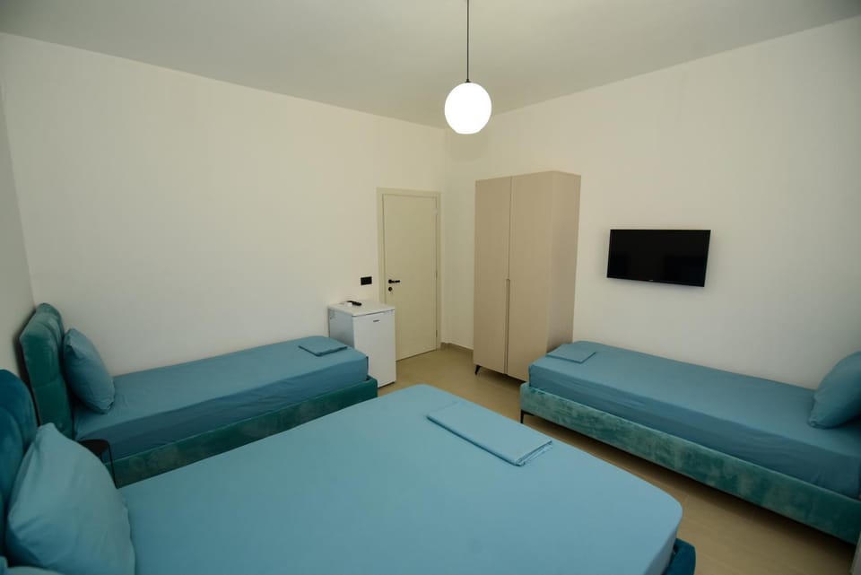 Bed, TV and multimedia, Photo of the whole room, Bedroom