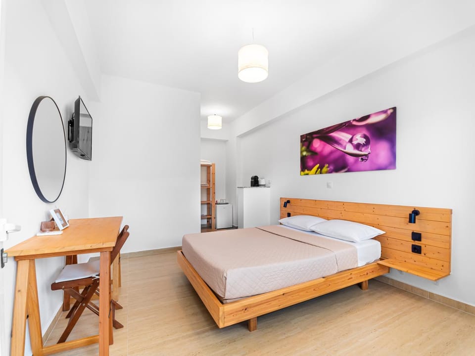 Bed, TV and multimedia, Photo of the whole room, Bedroom