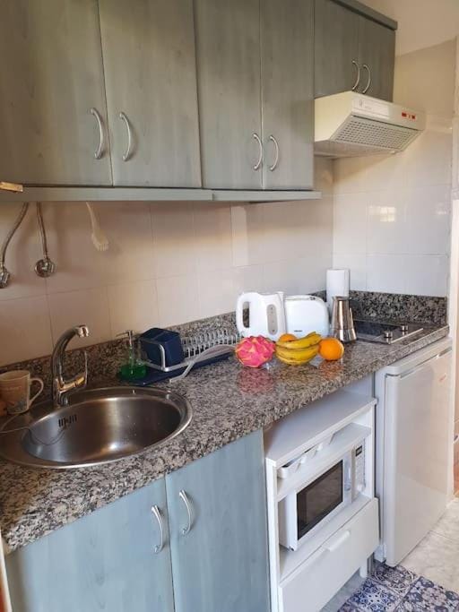 Kitchen or kitchenette, minibar, stove