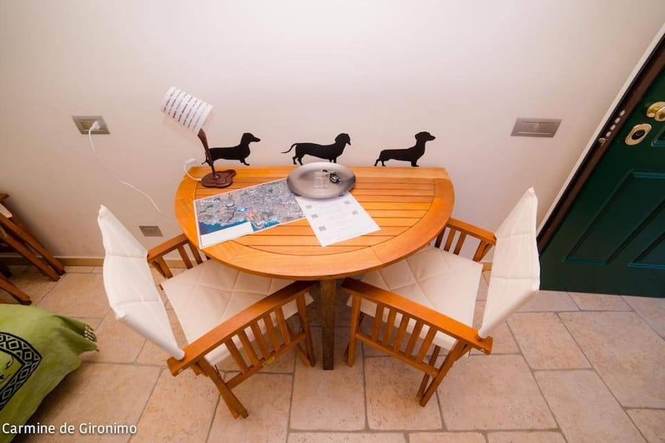 Seating area, Dining area