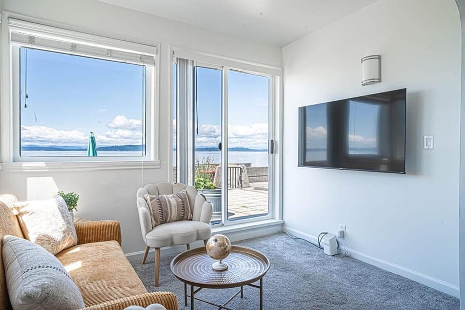 Waterfront Bliss, 2 BR Apt near Alki Beach Apartment in Seattle