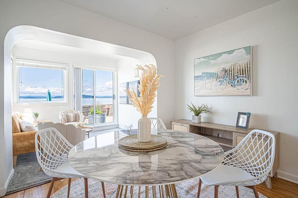 Waterfront Bliss, 2 BR Apt near Alki Beach Apartment in Seattle