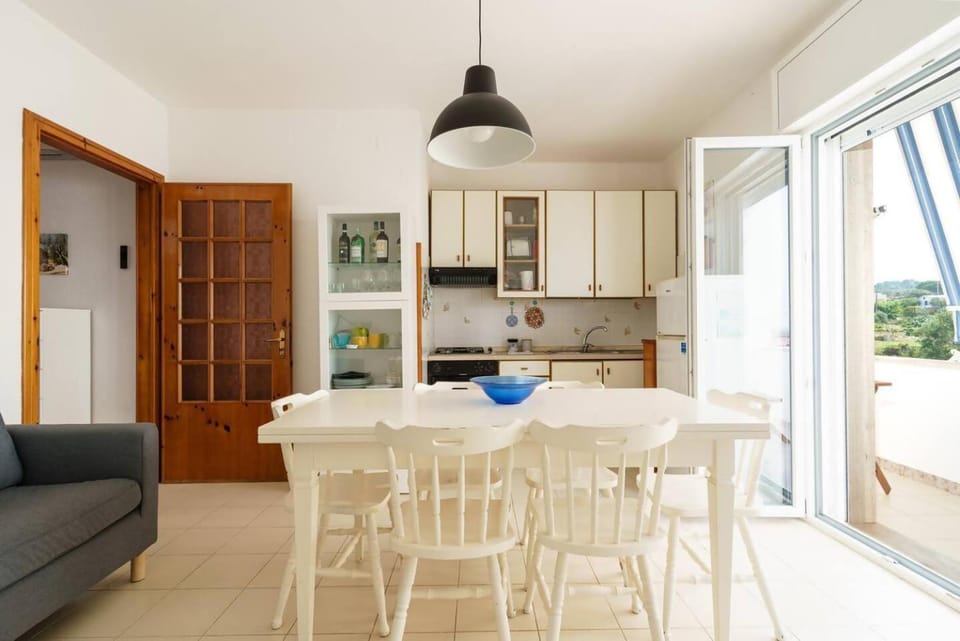 Kitchen or kitchenette, Seating area, Dining area
