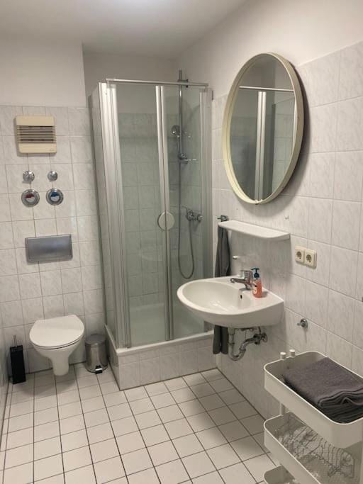 Shower, Toilet, Bathroom, towels