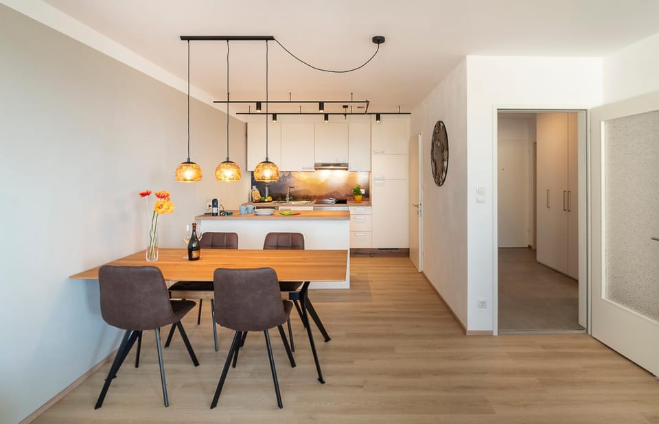 Kitchen or kitchenette, Seating area, Dining area